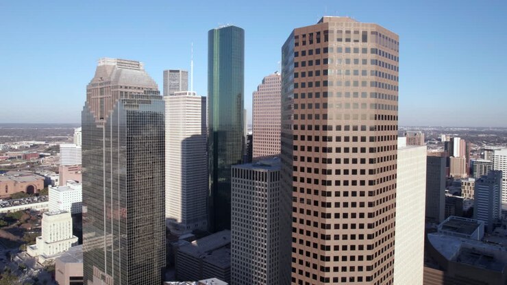 Vista aérea de las torres y rascacielos del centro de Houston, Texas, EE. UU., Toma de dron con efecto dolly