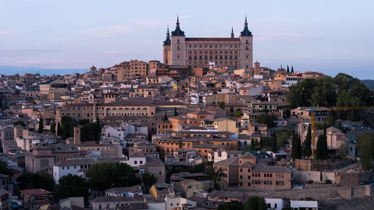 Auringonlaskun lähikuva Alcazarin aikaviivekuvauksesta Toledon keisarillisesta kaupungista, Espanjasta.