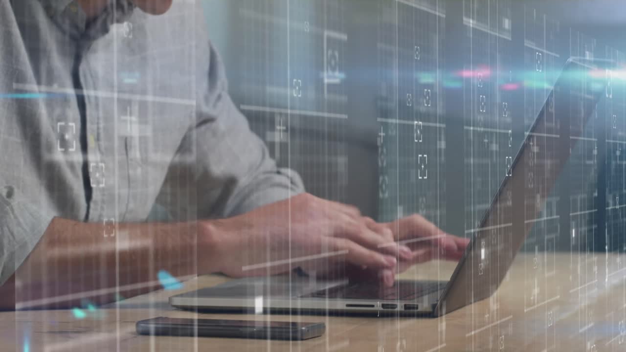 animación de luz y datos sobre las manos de un hombre caucásico usando una computadora portátil.
