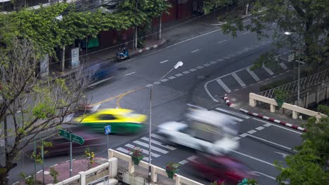 Blick-Aus-Der-Vogelperspektive-Auf-Den-Verkehr-Auf-Einer-Belebten-Stadtstraße-In-Bangkok,-Thailand-Tagsüber