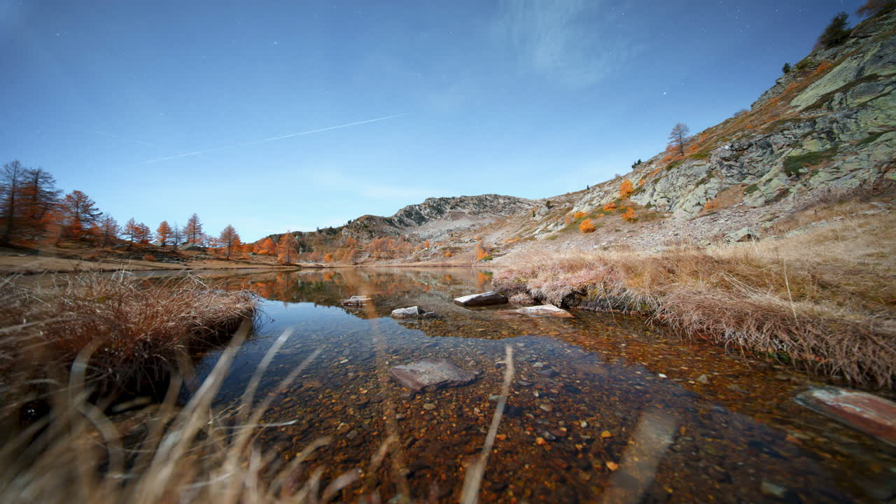 Serene autumn view of Mouton Lake near colle della lombarda