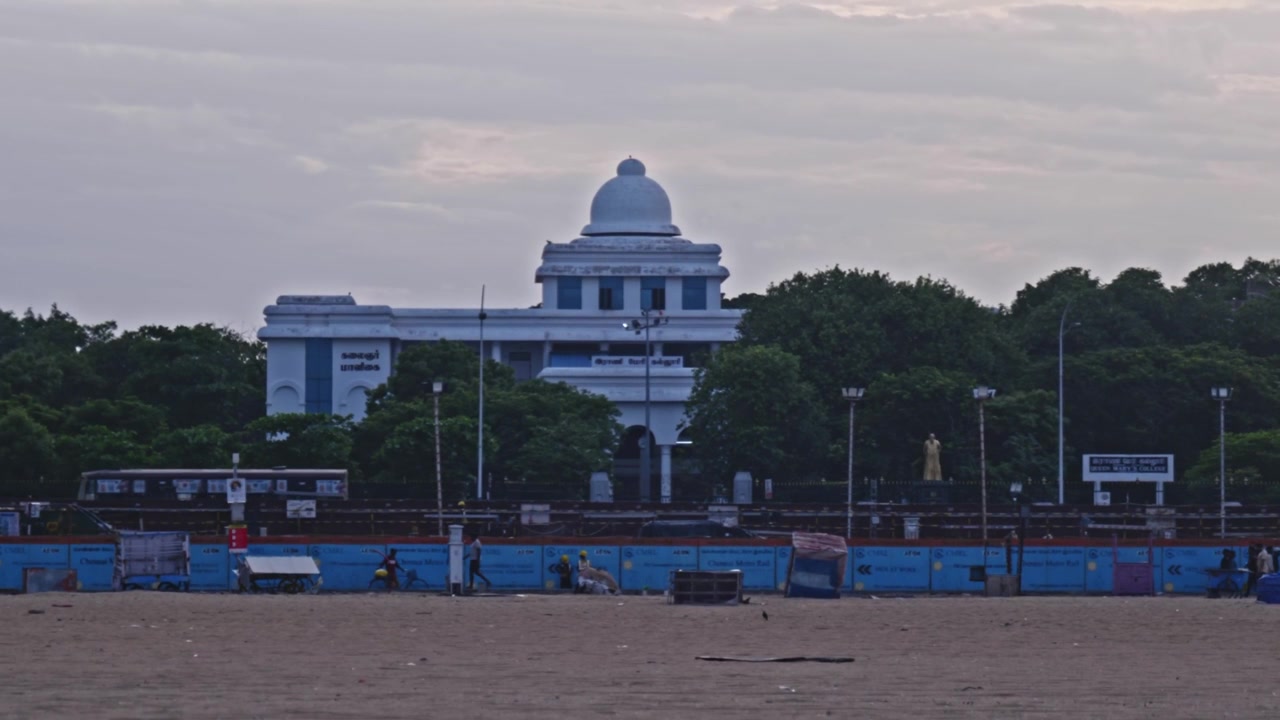 College femminile a Chennai con alberi e cielo presso il QUEEN MARYS COLLEGE, Dr Radha Krishna Salai, Mylapore, Chennai, Tamil Nadu, India. Di giorno, ripresa stabile, 4K.