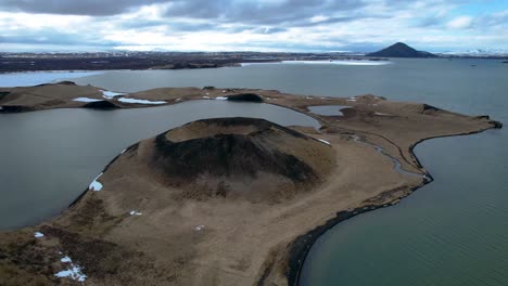 Skutústaðagır-Krater-Vulkankrater-See-Myvatn-Island-Ringstraße