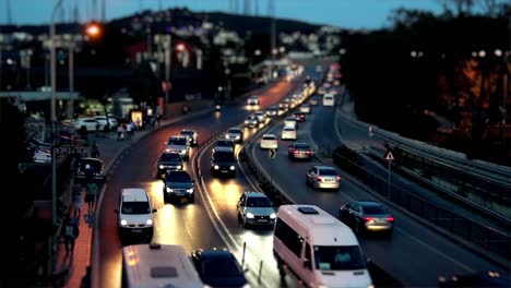 amplio disparo de lapso de tiempo tráfico en la carretera de la ciudad por la noche 1