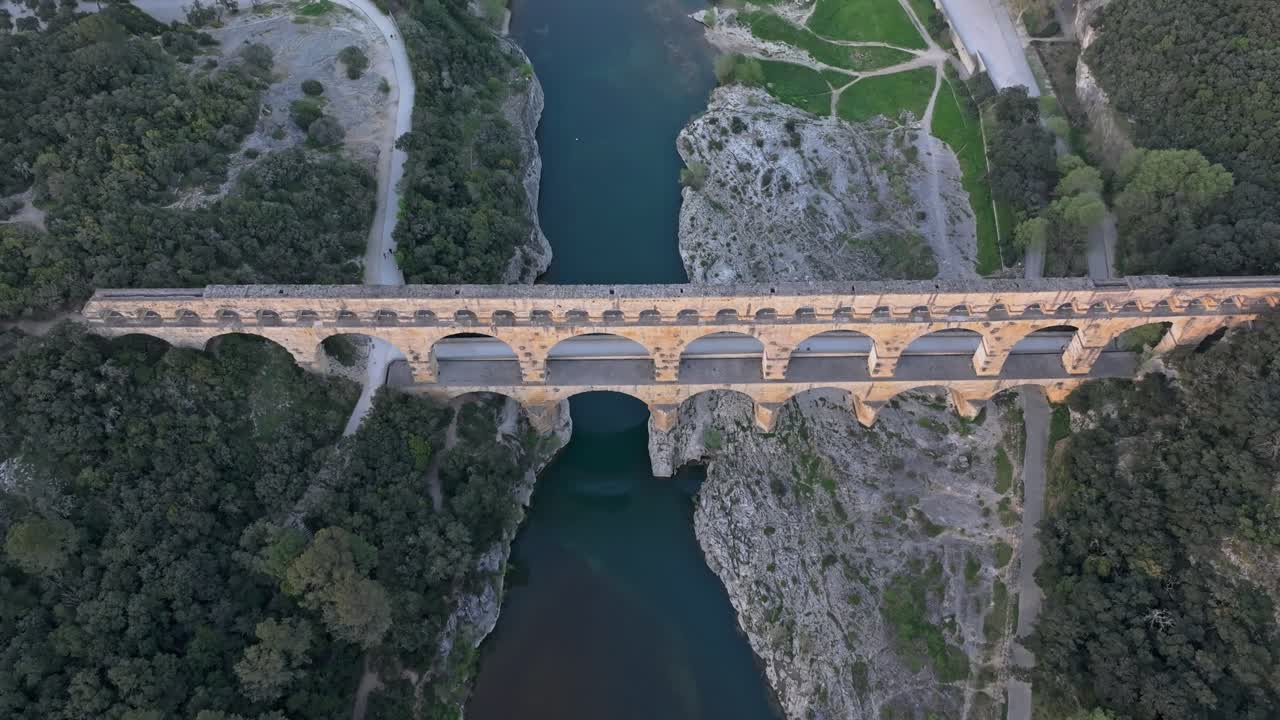 Veduta aerea dell'iconico acquedotto Pont du Gard illuminato dai colori del tramonto