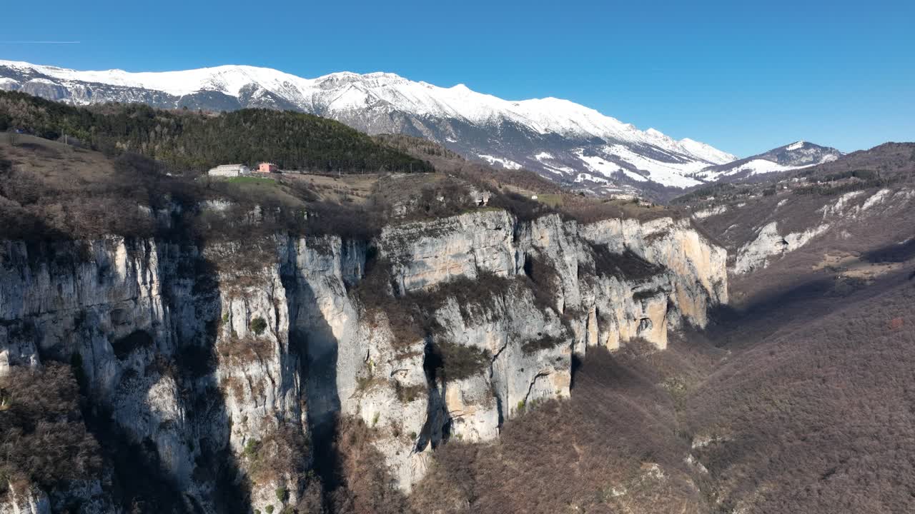 la cadena de monte baldo con nieve - dron de abajo hacia arriba revela el disparo - spiazzi - verona - sin calificar