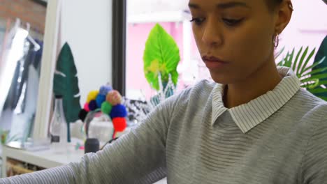 diseñador de moda dibujando boceto en el estudio de moda 4k