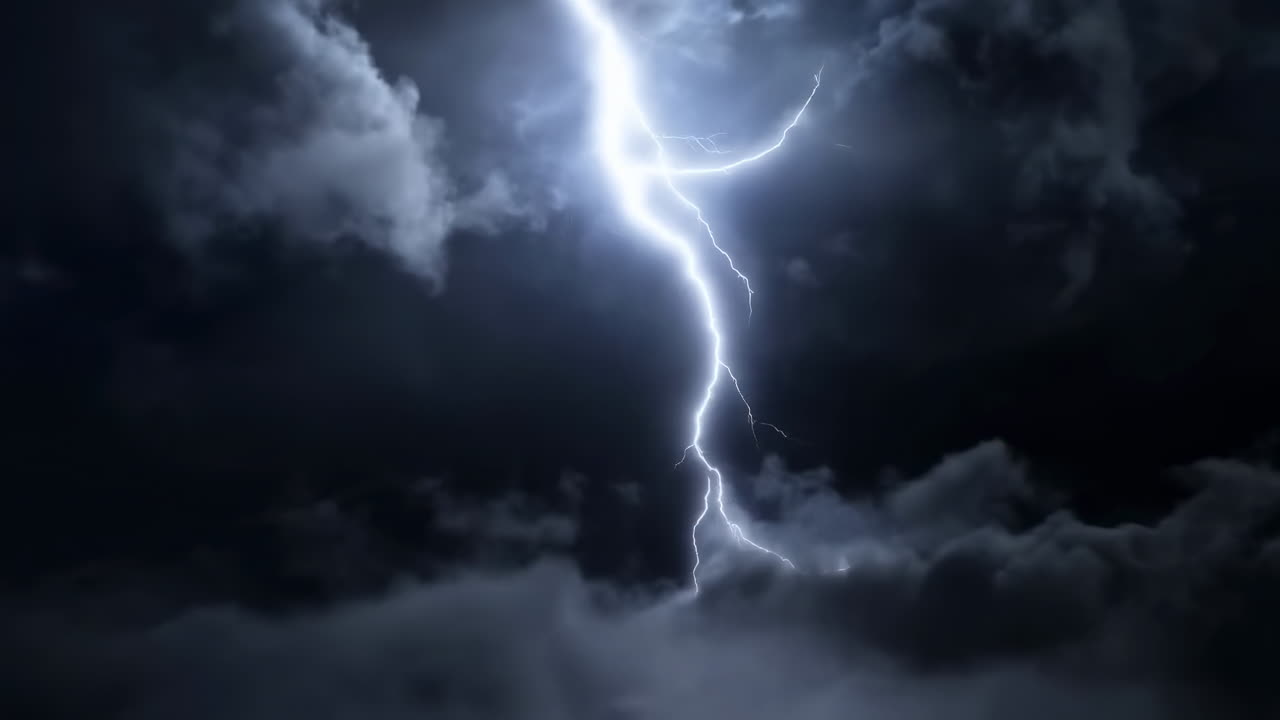 Fulmine luminoso che si staglia tra nuvole temporalesche scure.