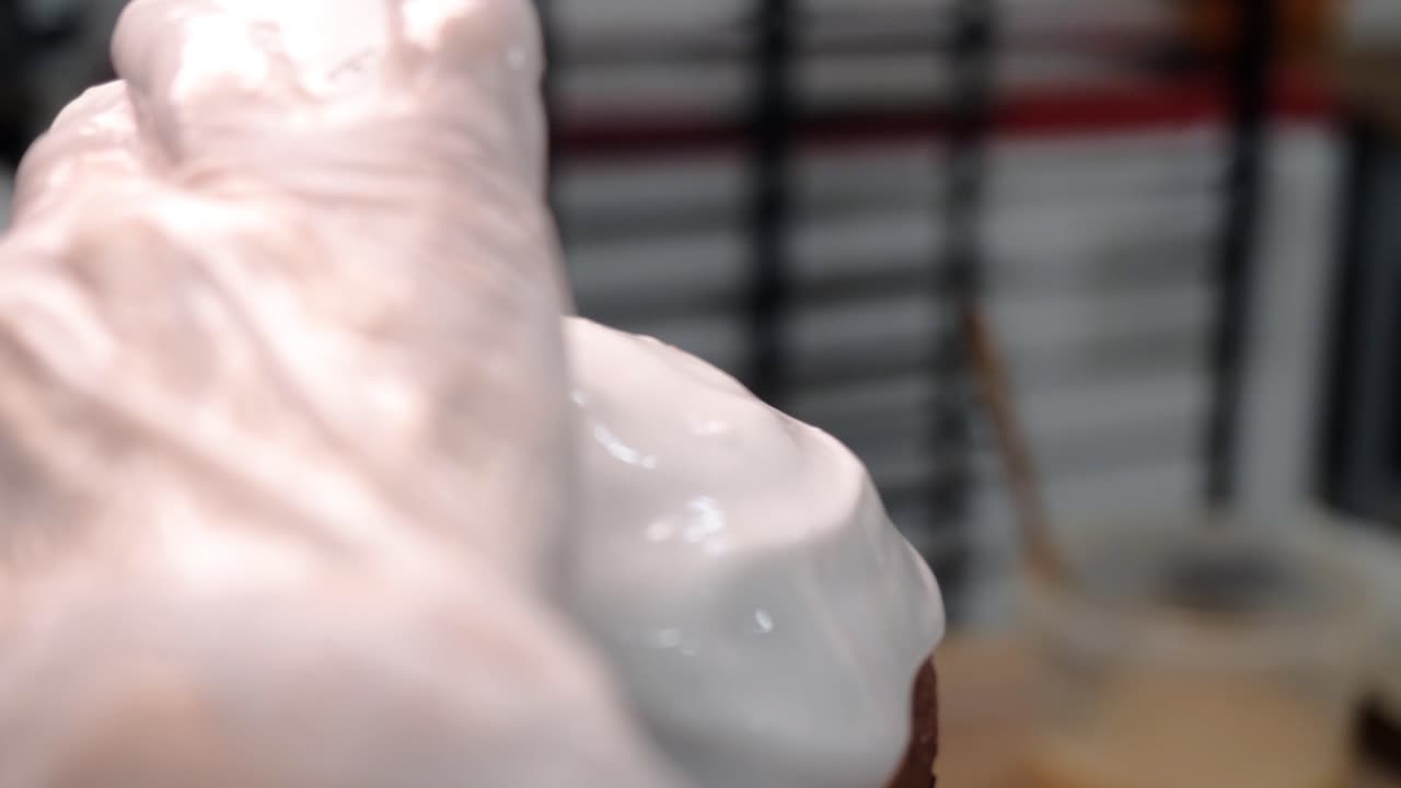 케이크 에 아이싱 을 붙이는 것