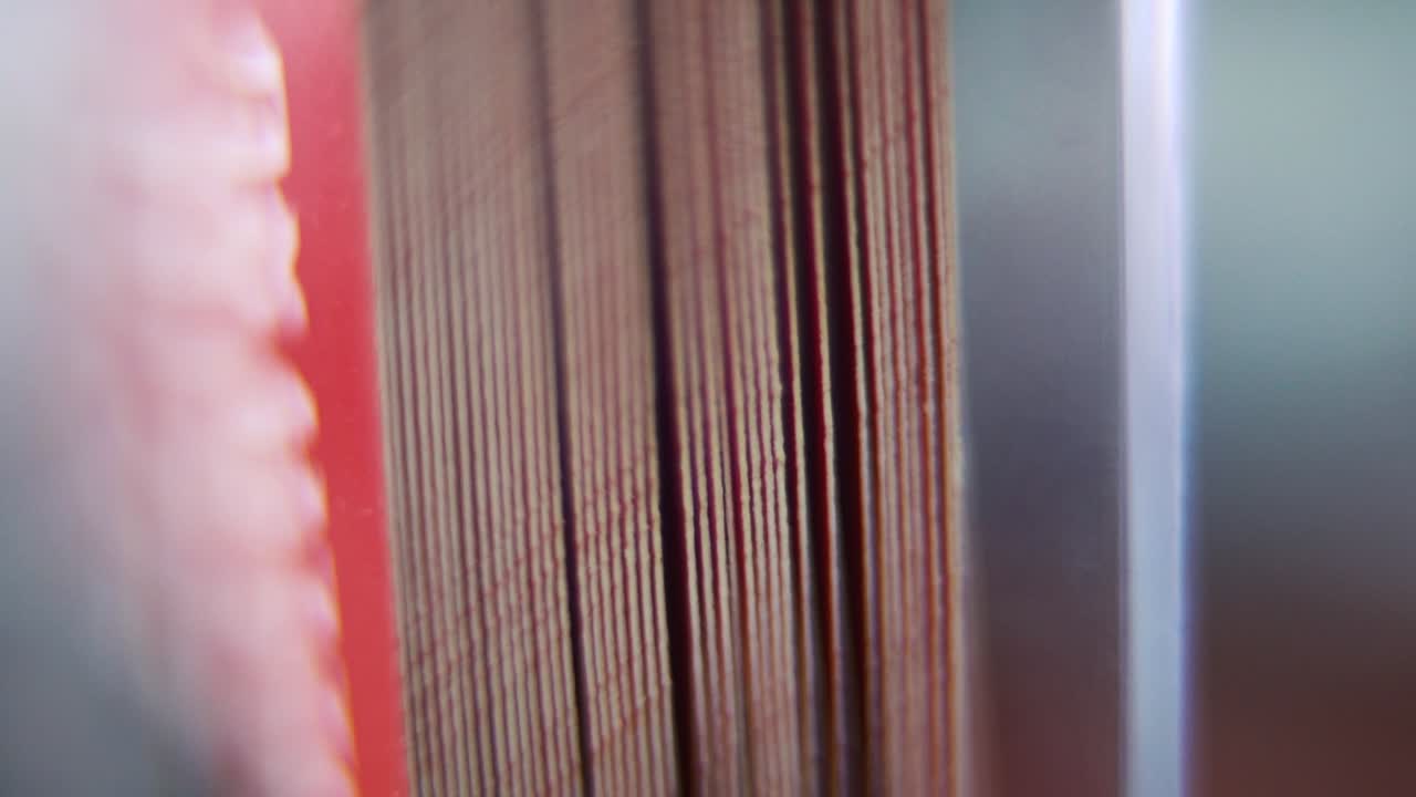 макро снимок кучи визитных карт на складе, красная карточка, супер медленная съемка, полный hd, наклон вверх движение крана