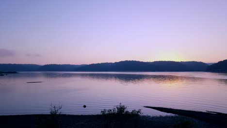 Revealing-sunlight-on-the-lake