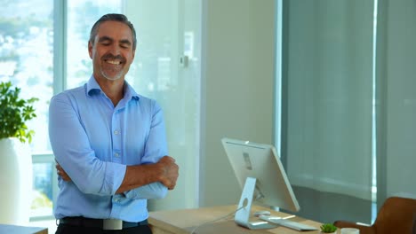 ejecutivo masculino confiado en el cargo