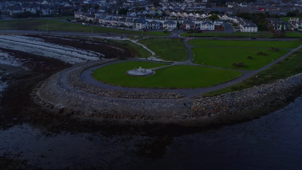 hyper-lapse captura el monumento al barco de la hambruna en salthill, galway