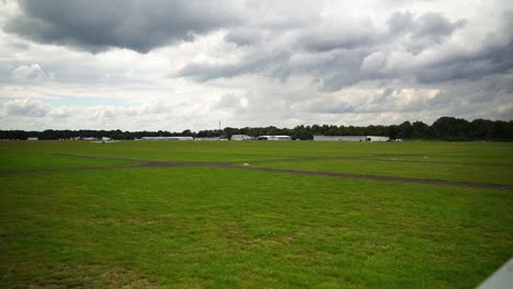 Ein-Kleiner-Flugplatz-Mit-Wiese