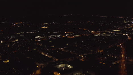 Toma-Aérea,-Seguimiento,-Disparo-Con-Drones,-Panorámica-De-Las-Zonas-De-Alppila,-Vallila-Y-Harju,-En-Helsinki,-En-Una-Oscura-Noche-De-Otoño,-En-Uusimaa,-Finlandia