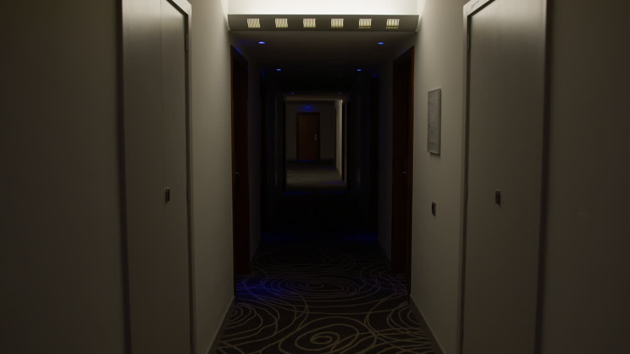 corredor vacío del hotel por la noche
