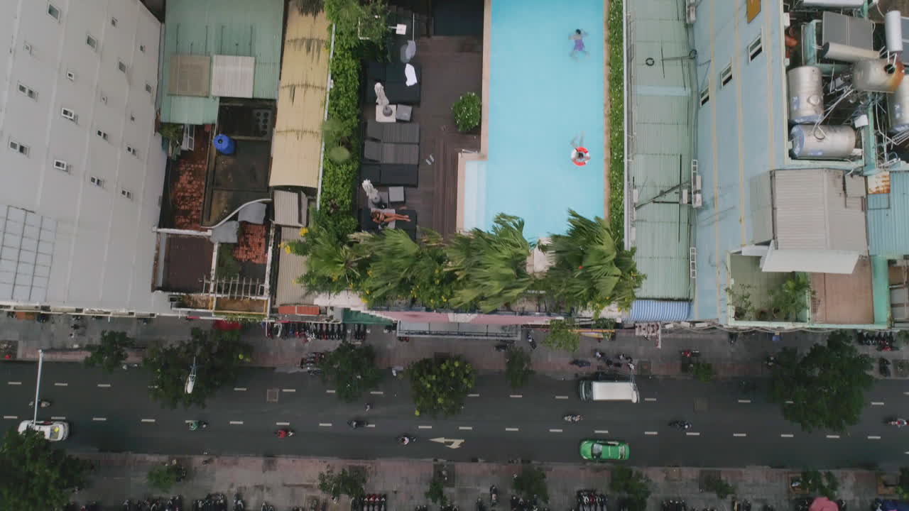 하향식 공중 아래 도시의 혼잡한 스모그 위의 호텔 수영장