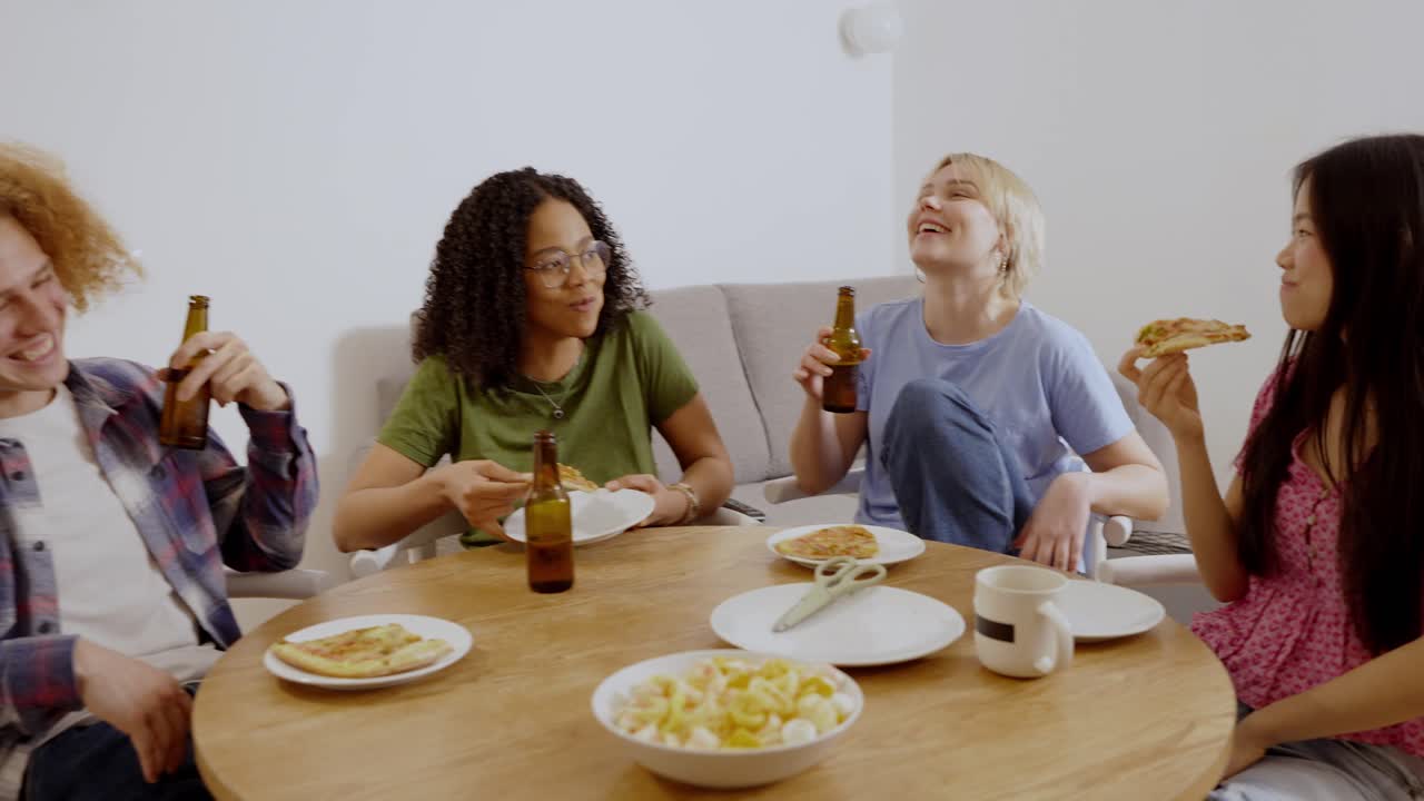Amigos aproveitando pizza e cerveja juntos