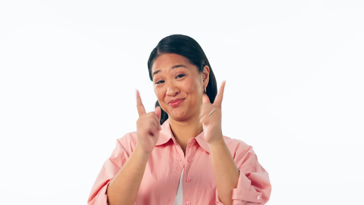 행복한 얼굴과 당신을 가리키는 손을 가진 여자