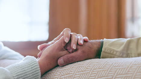 Senior-couple,-holding-hands