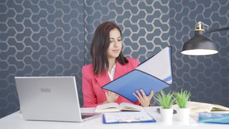 Mujer-De-Negocios-Joven-Que-Cierra-El-Expediente-Positivamente.-Complacido.