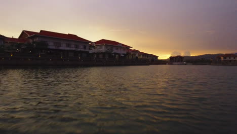 Dolly-In-Luftaufnahmen-Des-Flusses-In-Las-Casas-Filipinas-De-Acuzar