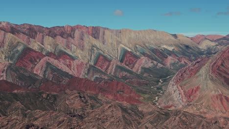 fotografía aérea del famoso cerro de los 14 colores