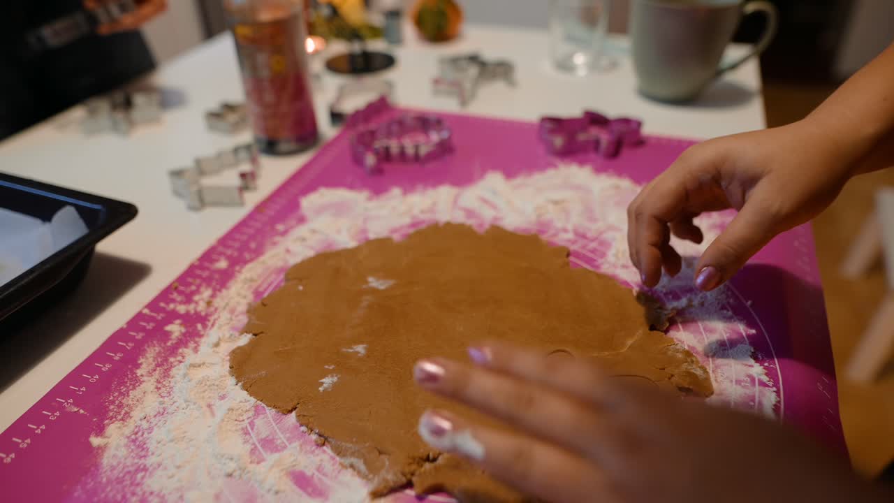 haciendo galletas de pan de jengibre