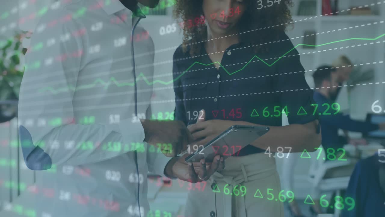 animación del procesamiento de datos del mercado de valores sobre un hombre y una mujer afroamericanos discutiendo en la oficina