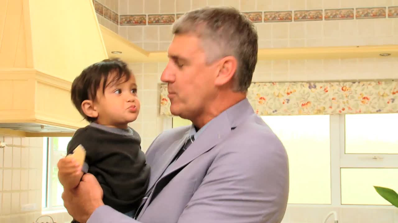 ktchen에서 아기와 함께 아버지