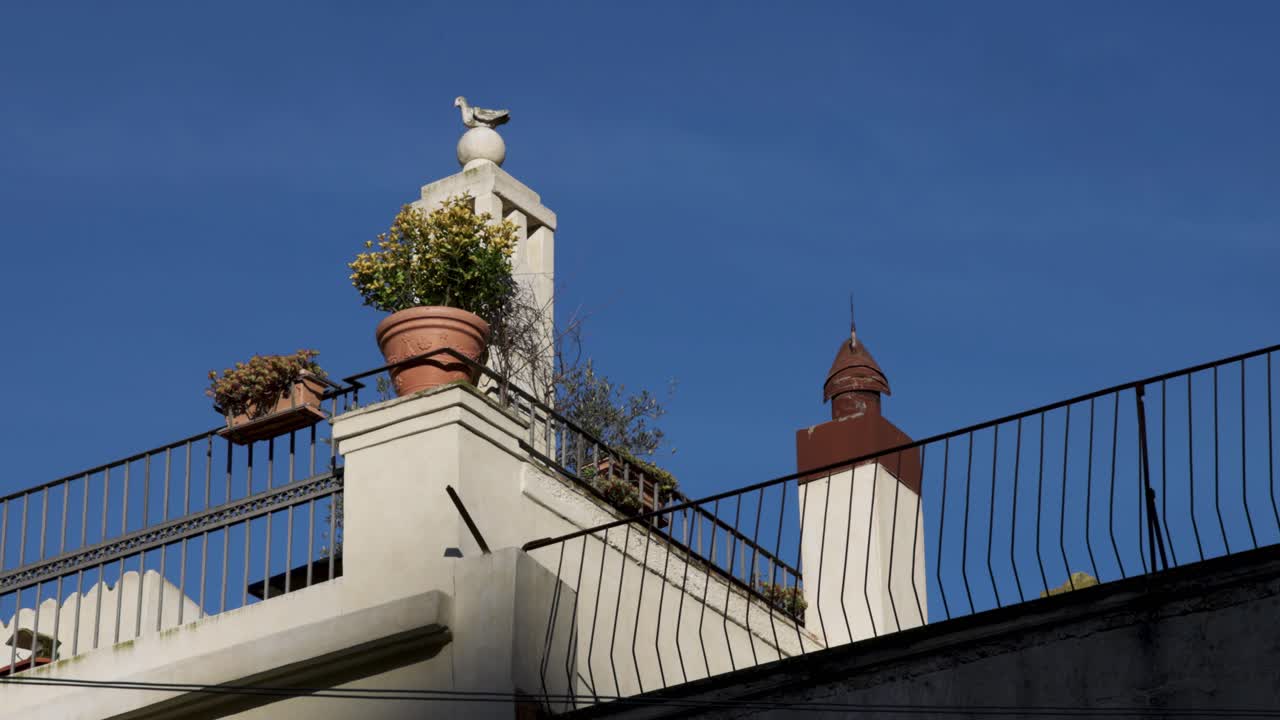 matera, maceta de flores de italia y porche mirando hacia arriba
