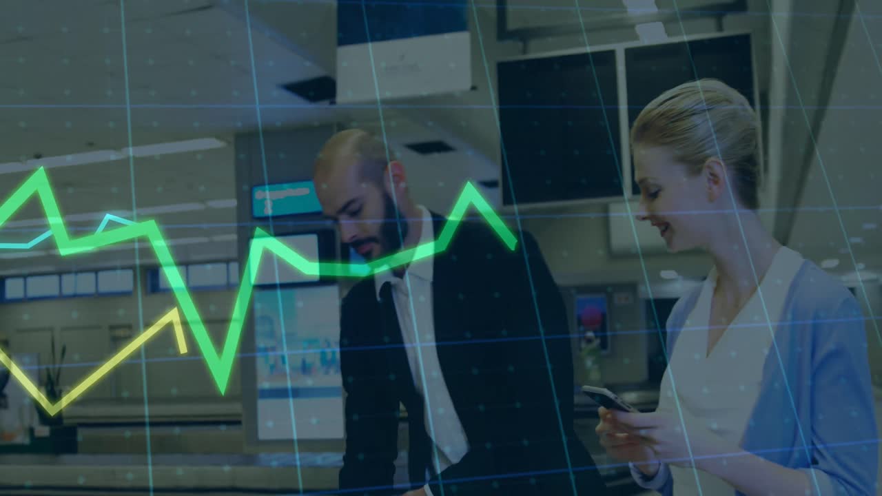 animación del procesamiento de datos financieros sobre diversas personas de negocios