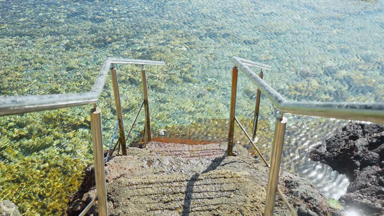 escalera que conduce al océano atlántico cristalino en tenerife, vista estática