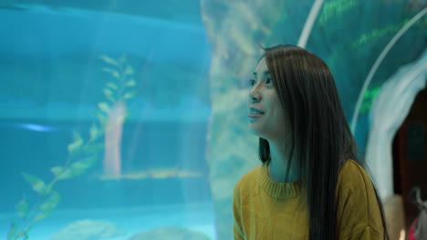 mujer visitando el acuario