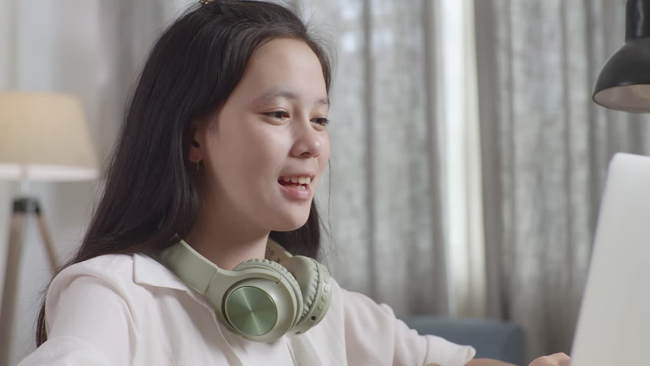 비디오 통화 중인 십대 소녀