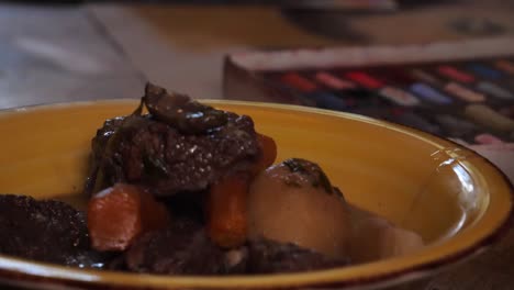 Bourguignon-De-Ternera,-Poniendo-La-Carne-Sobre-Las-Cebollas-Fritas