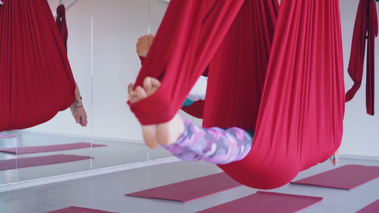 spezielle moderne fliegen-yoga-hängematte unterstützt entspannende frauen