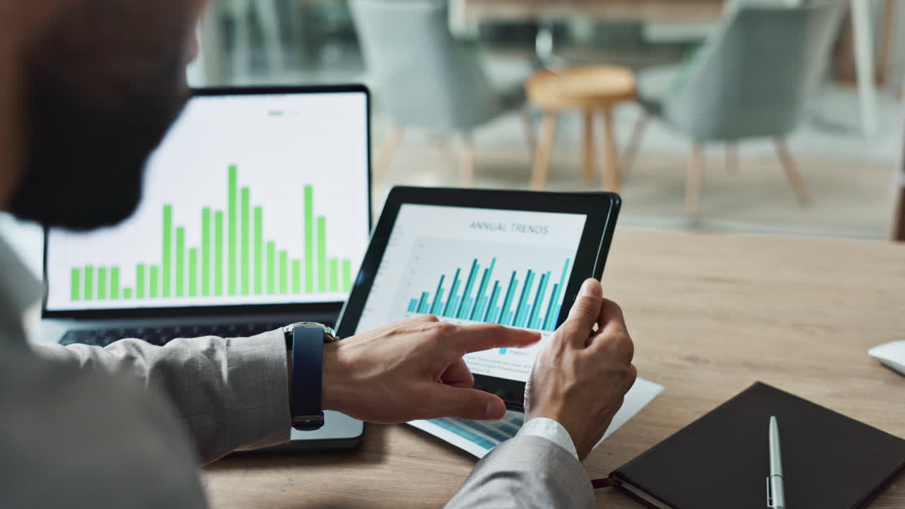 manos, portátil y gráfico con tableta para negocios