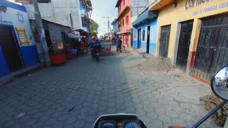 paseo en pov de motocicleta sobre tablero delgado en sitio de construcción en guatemala