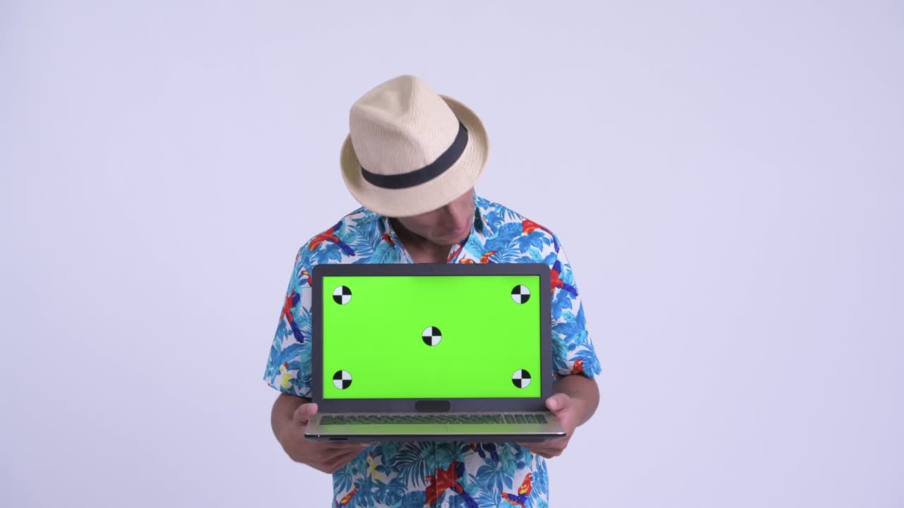 joven y guapo turista hispano listo para las vacaciones