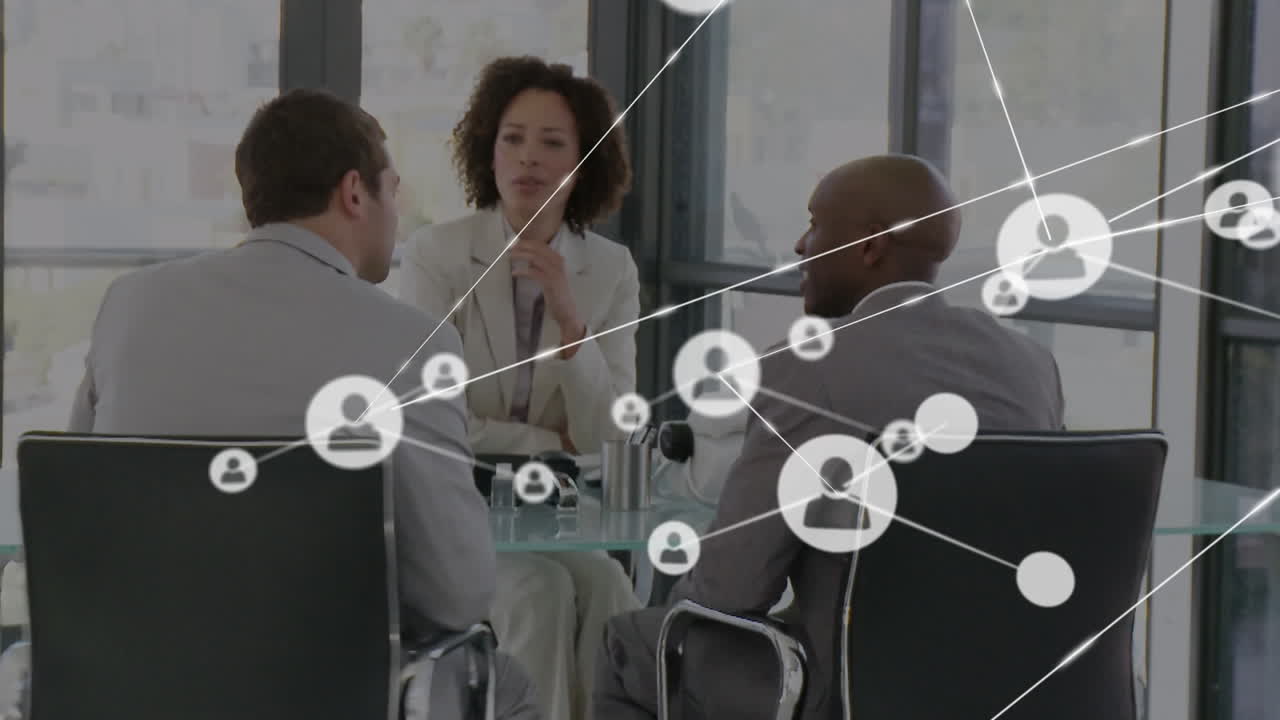 Animazione di una rete di icone di profilo su diversi professionisti che discutono in ufficio