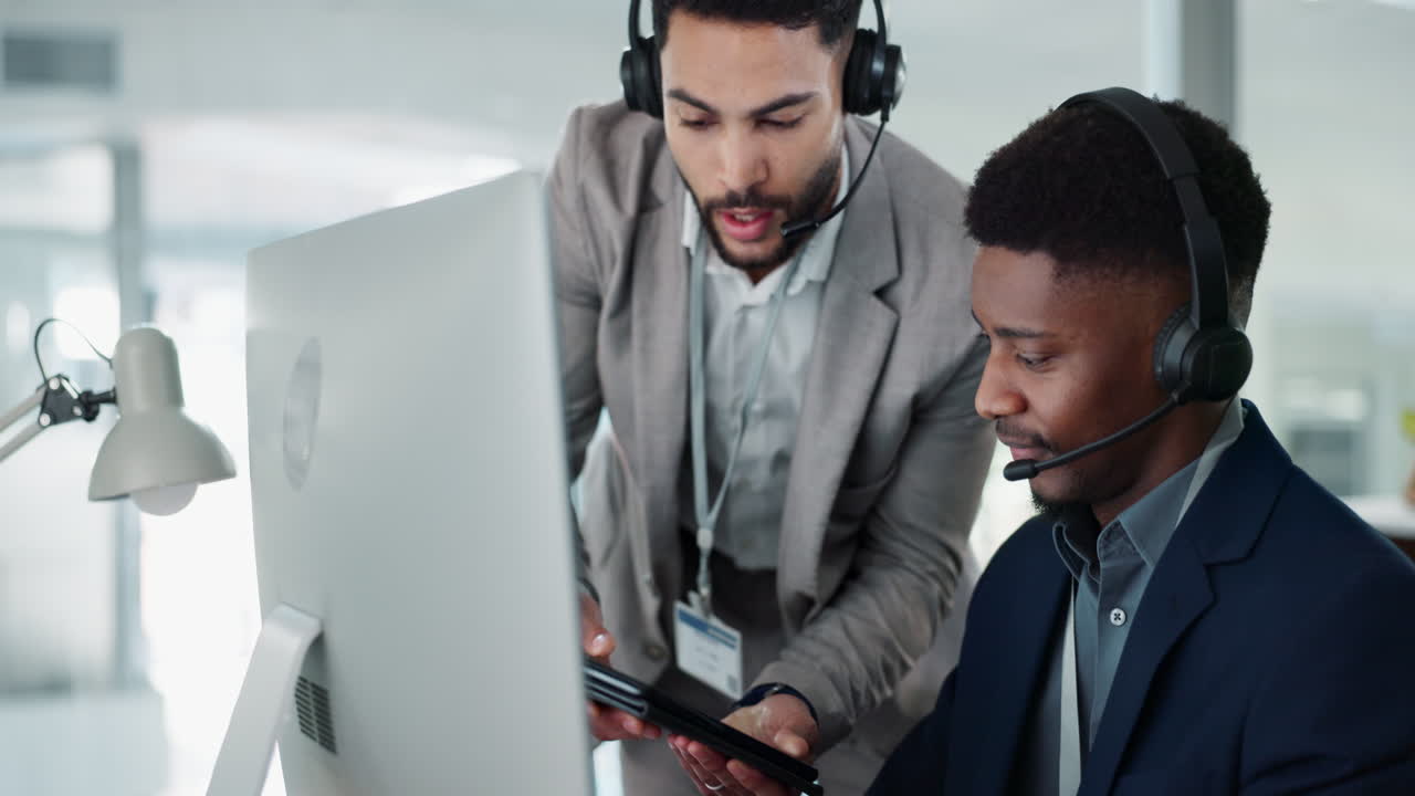centro de llamadas, capacitación y gerente hombre en la oficina