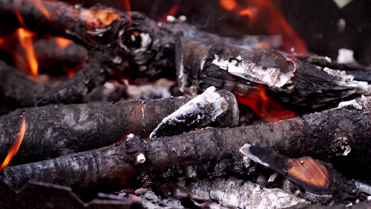 Lingue di fuoco. Primo piano di un fuoco che brucia all'aperto.