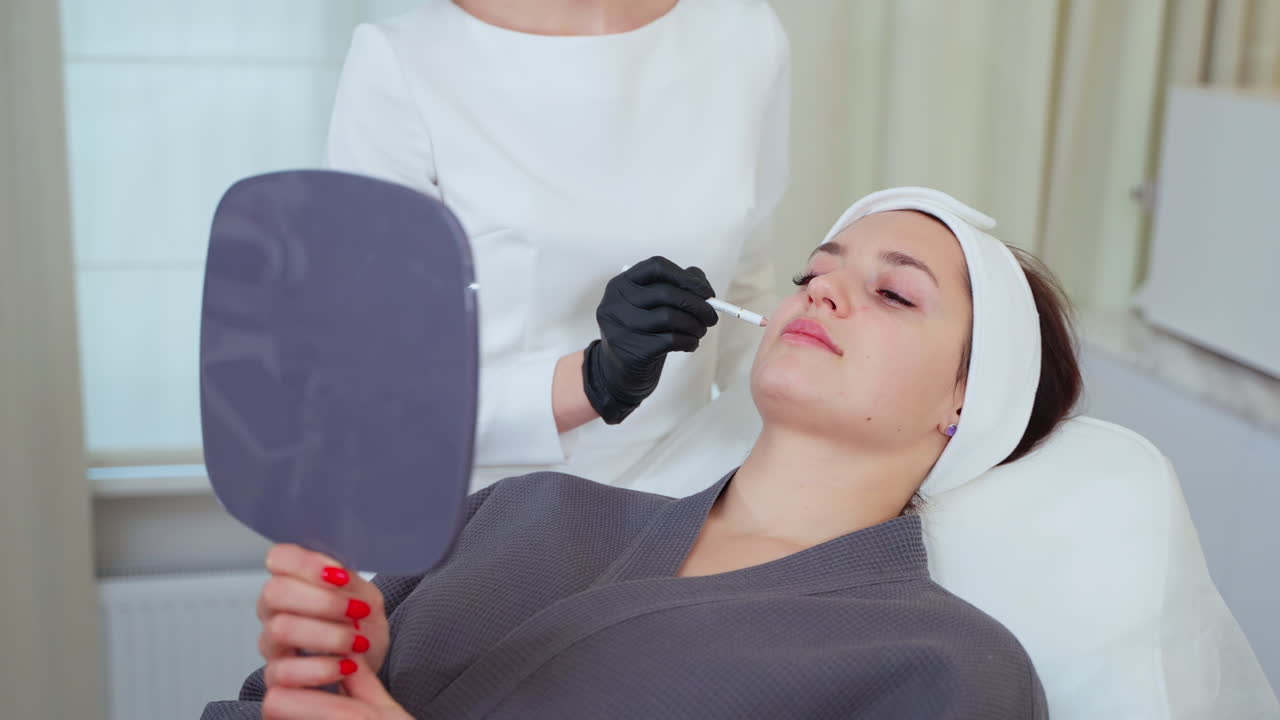 Donna sottoposta a trattamento viso in una clinica