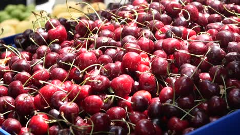 cerca de cerezas rojas frescas en una canasta