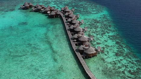 vista aérea de los hermosos bungalows de la villa de agua de la isla de maldivas, isla nika 4k