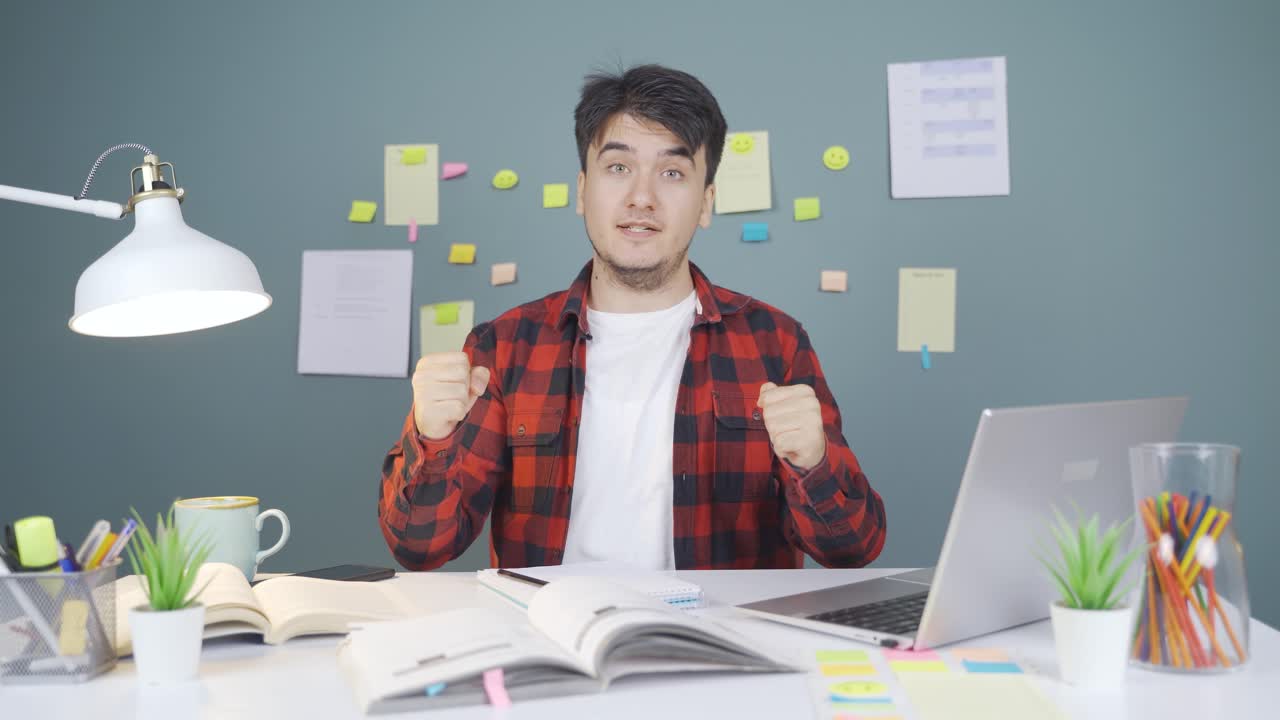 동기를 부여하는 남자 학생입니다.