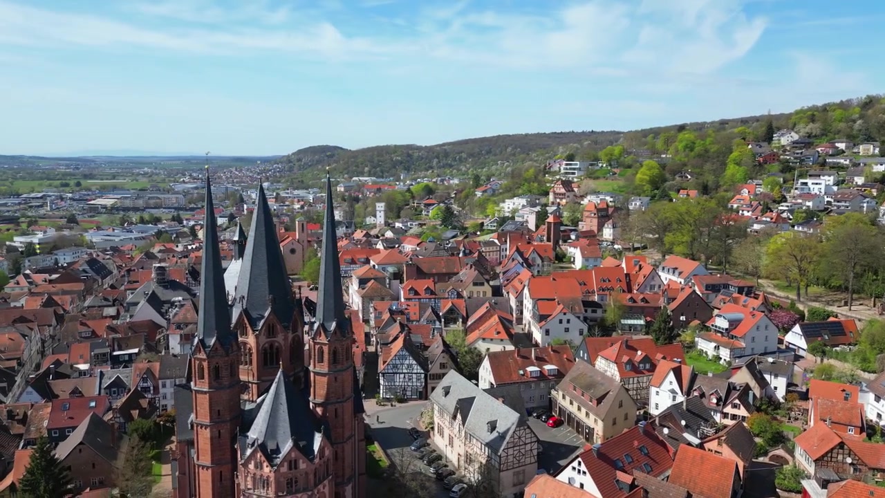 Pemandangan melingkar dari udara menara-menara gereja Marienkirche di Gelnhausen, Jerman