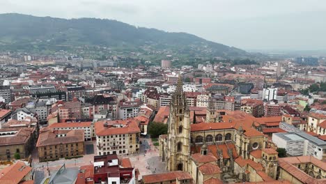 Drone-En-Ascenso,aéreo-Del-Centro-De-La-Ciudad-De-Oviedo,-España