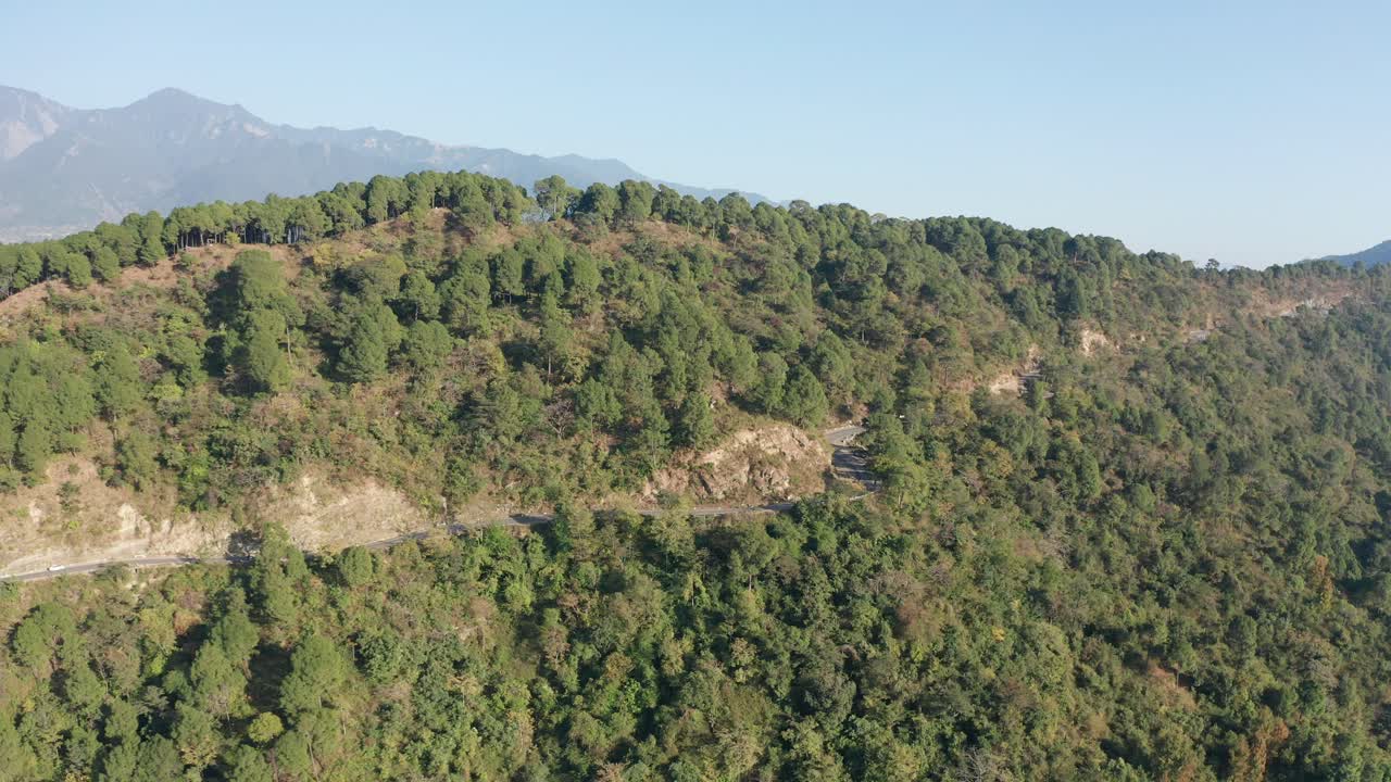 vista aérea de drones de una carretera y vehículos desde arriba